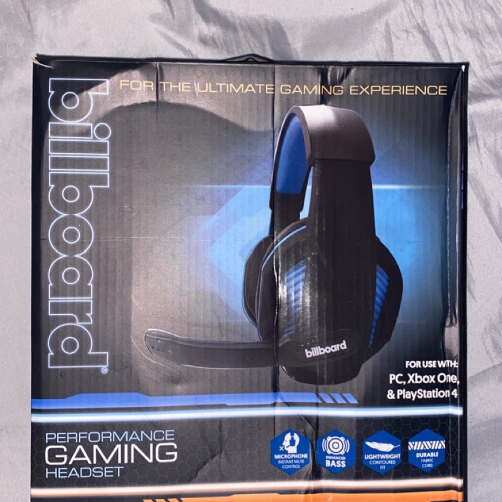 Billboard gaming headset